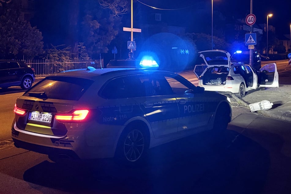 Polizeikontrolle? Mann tritt aufs Gas! Fahrt endet erst an einem Laternenmast