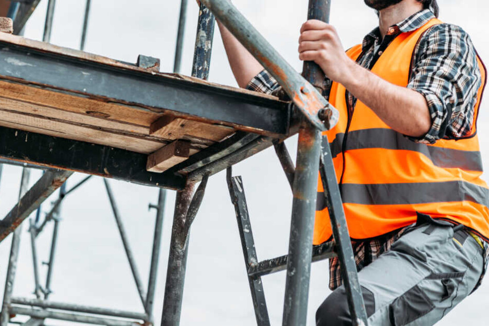 Ein Arbeiter ist von einem Gerüst sechs Meter in die Tiefe gestürzt. (Symbolbild)