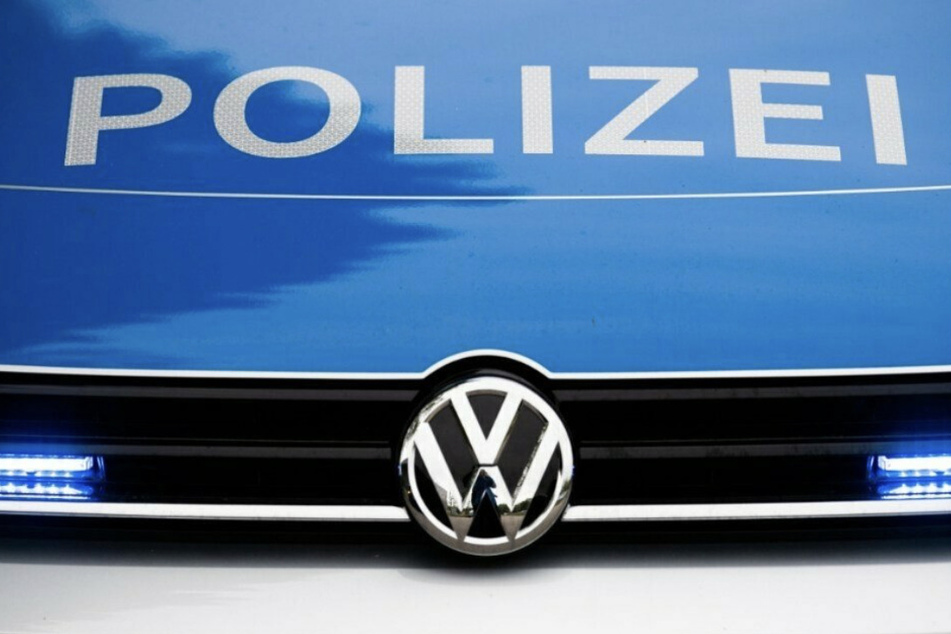 Am Samstag rückte die Polizei nach Bad Bibra im Burgenlandkreis aus. Dort bedrohte ein Mann andere Gartenlaubenbesitzer mit einer Axt. (Symbolbild)