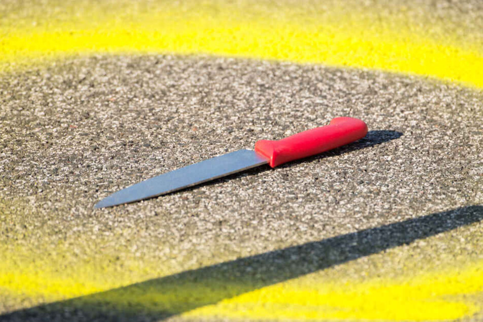 Ein Messer liegt an einem Tatort. (Symbolbild)