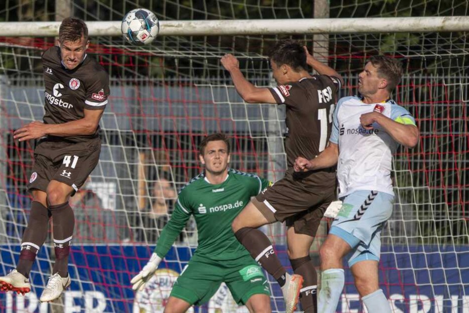 Leo Oestigard und Ryo Miyaichi von St. Pauli gegen Christian Juergensen und Florian Kirschke vom SC Weiche Flensburg.