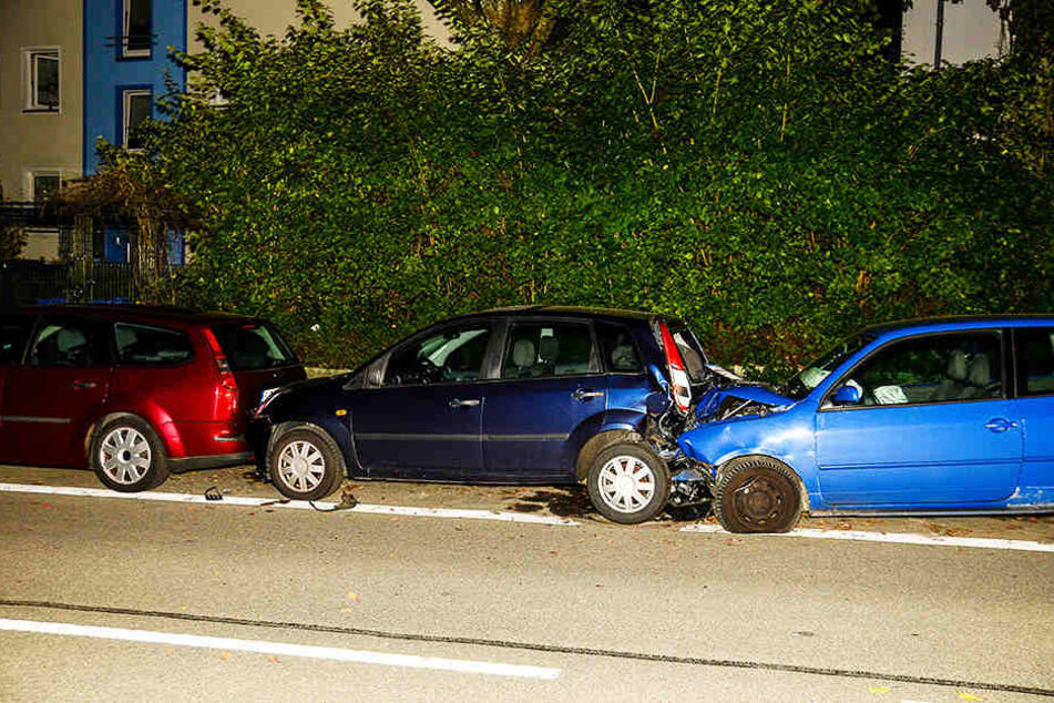 Vier geparkte Wagen schob der Mann ineinander.