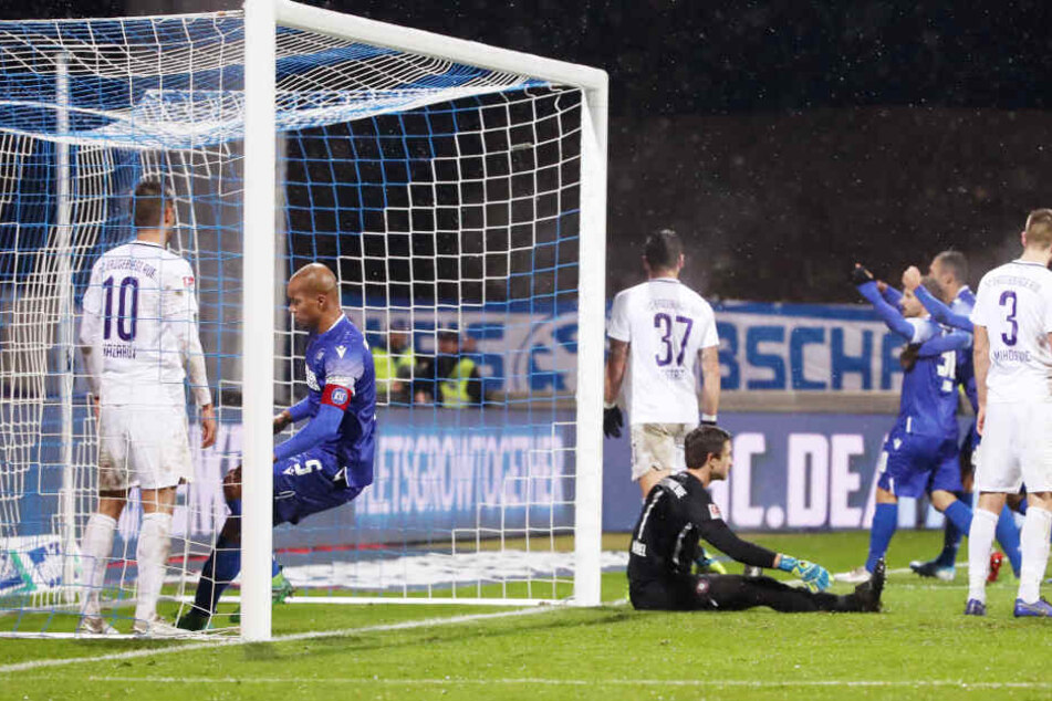 Ausgleich für Karlsruhe! Der Ex-CFCer Anton Fink (3.v.r) hat eingenetzt.