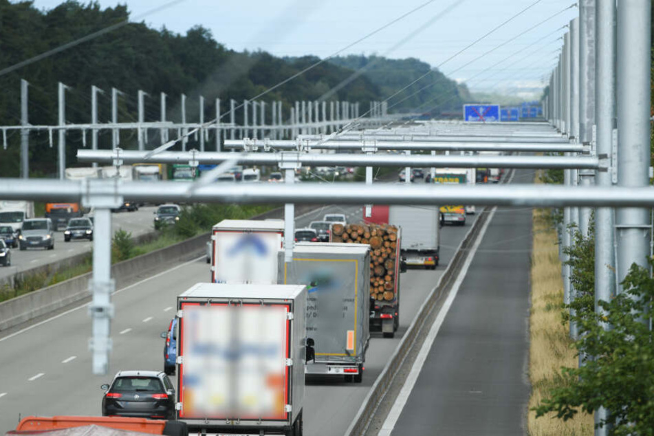 Die Fahrbahn ist fünf Kilometer lang mit Strommasten versehen (Symbolfoto).