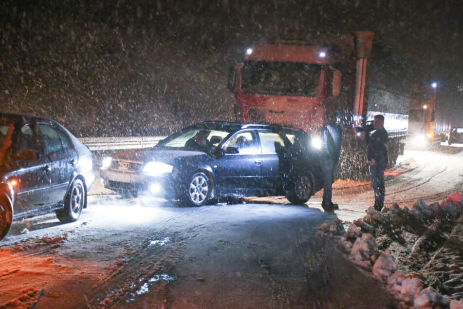 Auch auf den Straßen lag der Schnee mehrere Zentimeter hoch, Autos stellten sich quer.