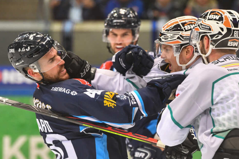 Harter Kampf: Hier duellieren sich Nick Huard (l, Eislöwen) und Benjamin Hüfner.