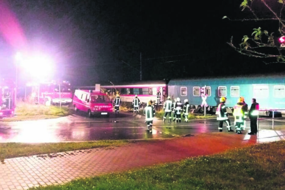 Polizei, Feuerwehr und Notarzt konnten in der Nacht nichts mehr für den
Verunglückten (39) tun.