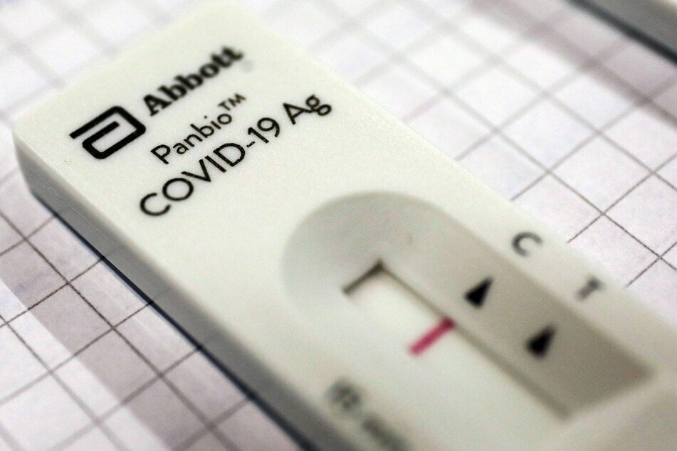 Durch einen Corona-Schnelltest erhält man innerhalb von Minuten Gewissheit, ob man sich mit dem Virus infiziert hat.