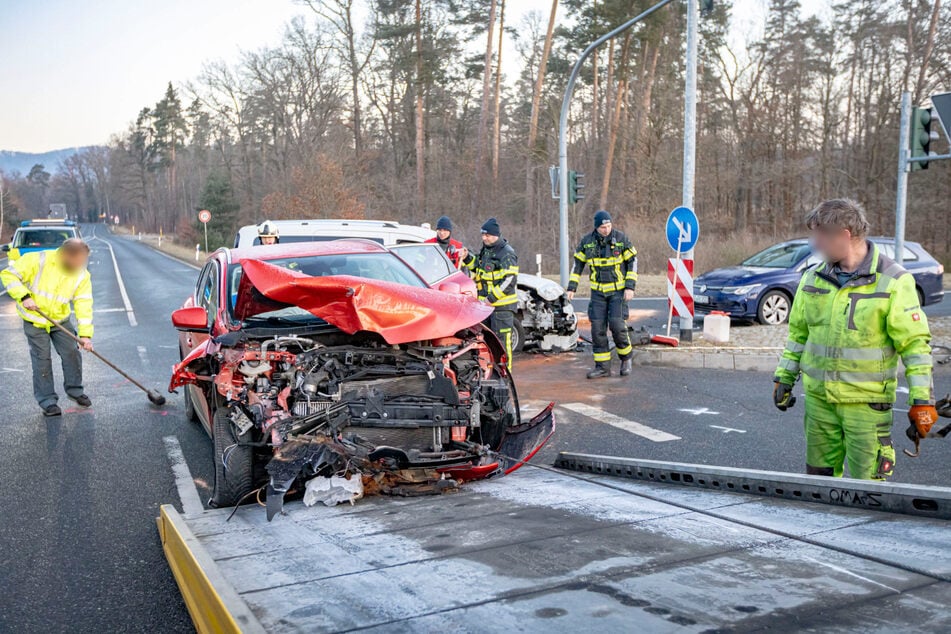 Die beteiligten Fahrzeuge: ein VW Caddy (weiß), ein Renault Kadjar (rot) und ein VW Golf (blau).