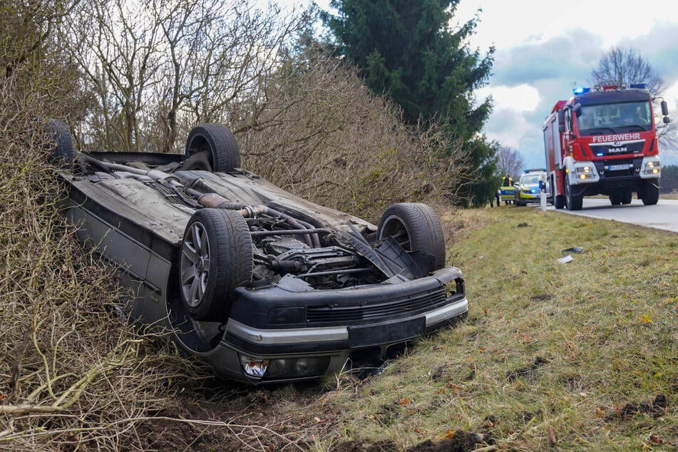 Auf der S127 hat sich am Dienstagnachmittag ein junger Fahrer mit seinem BMW überschlagen.