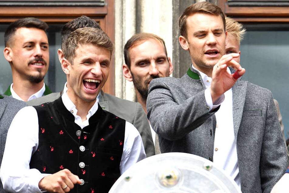 Thomas Müller (28, 2.v.l.) gut gelaunt mit der Meisterschale in der Hand. Aber bleibt er für immer in der bayrischen Landeshauptstadt?