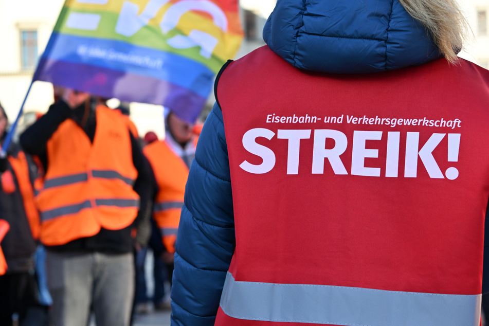 Die Eisenbahn- und Verkehrsgewerkschaft (EVG) streikt am Freitag ebenfalls. Die Hamburger S-Bahn warnte vor "massiven Beeinträchtigungen". (Symbolfoto)