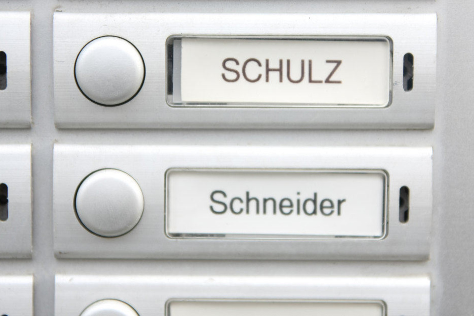 Werden Namensschilder bald durch Nummern ersetzt? Datenschützer halten das für übertrieben.