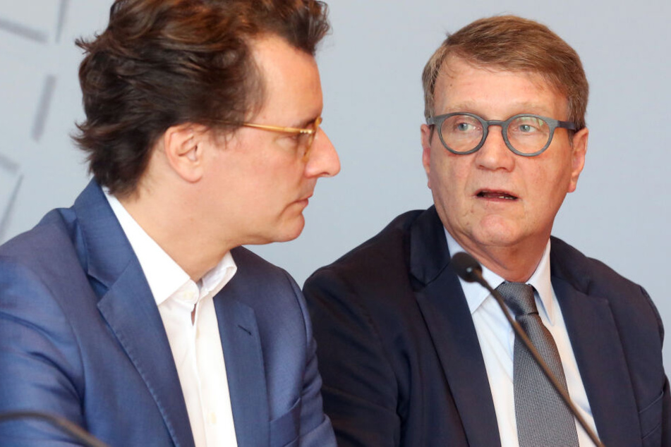 Der Bahn-Infrastrukturvorstand Ronald Pofalla (r) und NRW-Verkehrsminister Hendrik Wüst (CDU) .