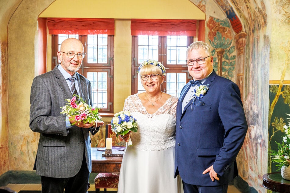 "Schlossherr" Gerrit Schulze (70, l.) übergibt Heike Mahlitz und Ronald Renner ein kleines Geschenk.