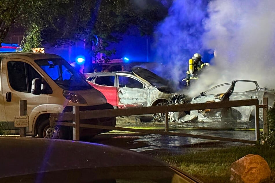 Hamburg: War es Brandstiftung? Feuer-Schock in Hamburg: Drei Autos stehen in Flammen