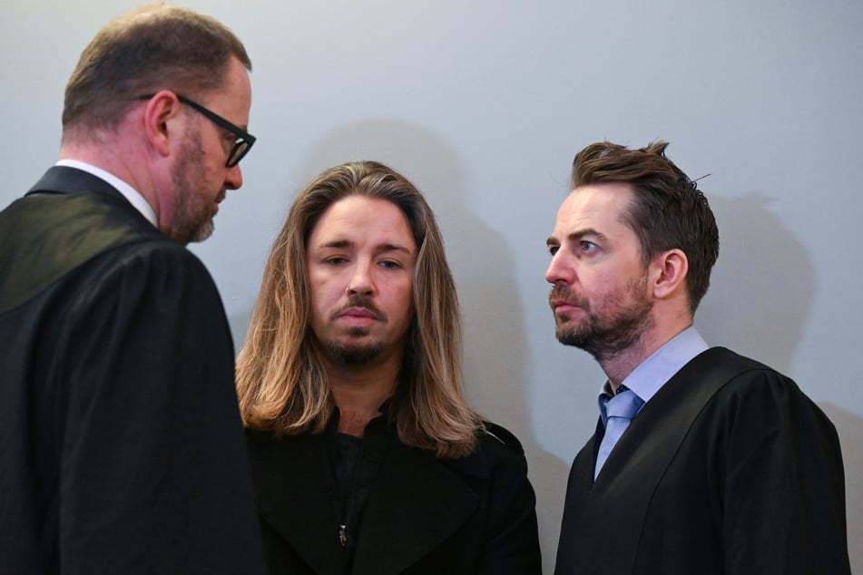 Alexander Stevens (r.) vertrat Gil Ofarim (43, M.) vor Gericht.