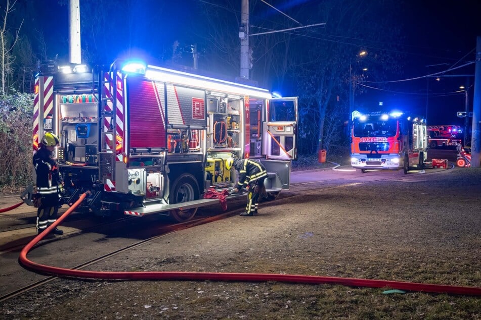 Leipzigs Feuerwehr war Donnerstagnacht in einem Waldstück im Stadtteil Thekla gefordert.