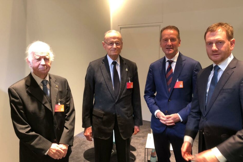 Ebenfalls bei VW in Zwickau dabei: Sachsens früherer Ministerpräsident Kurt Biedenkopf, der ehemalige VW-Chef Carl Hahn, VW-Vorstand Herbert Diess und Ministerpräsident Michael Kretschmer.