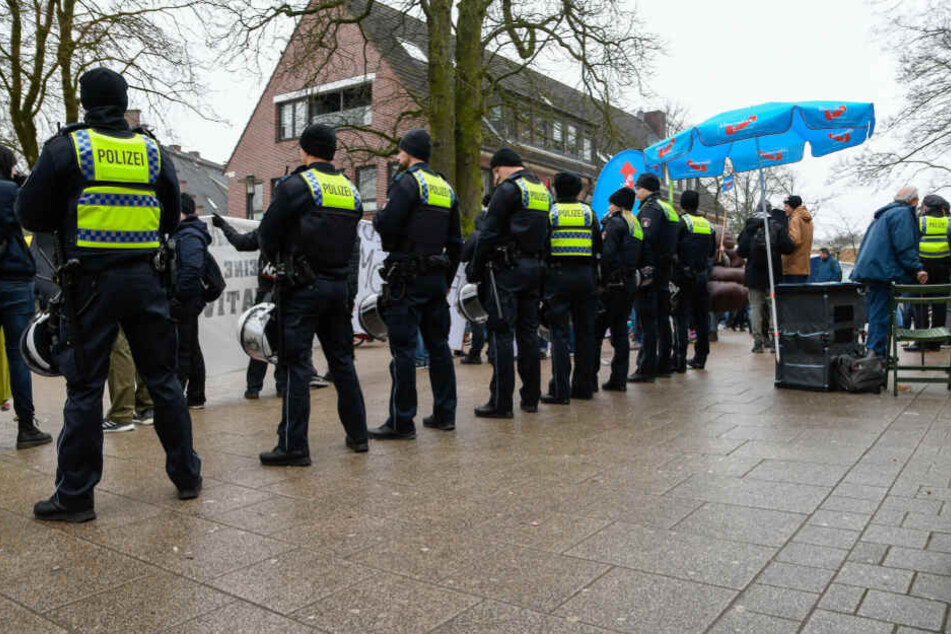 Polizisten schützten den AfD-Stand vor dem Gegenprotest.