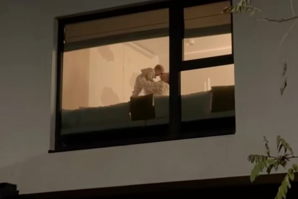 Papa Bogdan (36) gibt seinem Kleinen nach dem "Karussell" einen Kuss auf die Stirn.