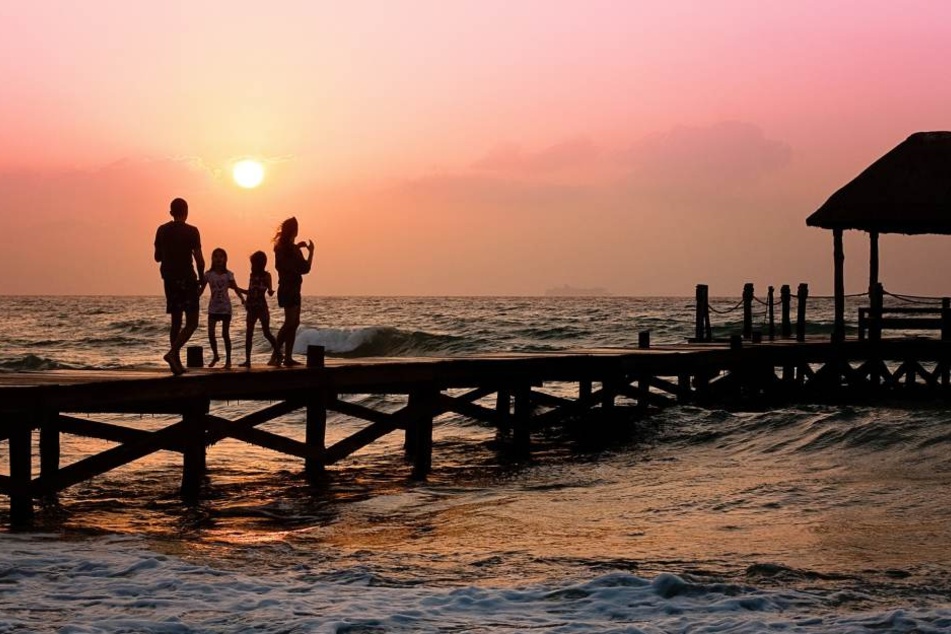 Traumdestinationen wie dieses Pier, das ins Meer führt, sind gerade in den Sommermonaten sehr beliebt. Für Familien mit schulpflichtigen Kindern ist es nun höchste Zeit, um zu buchen.