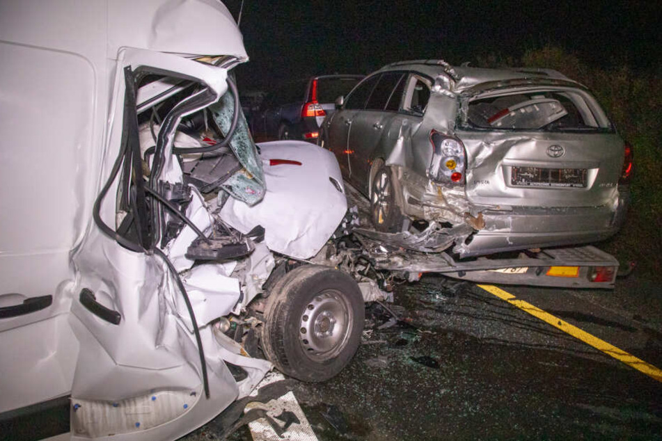Obwohl die Front des Renault komplett zerstört wurde, wurde niemand verletzt.
