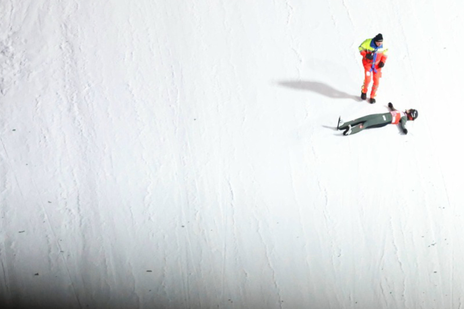 Das Bild, das alle Skisprung-Fans in Angst und Schrecken versetzte: Anna Odine Ström (25) lag regungslos am Boden.