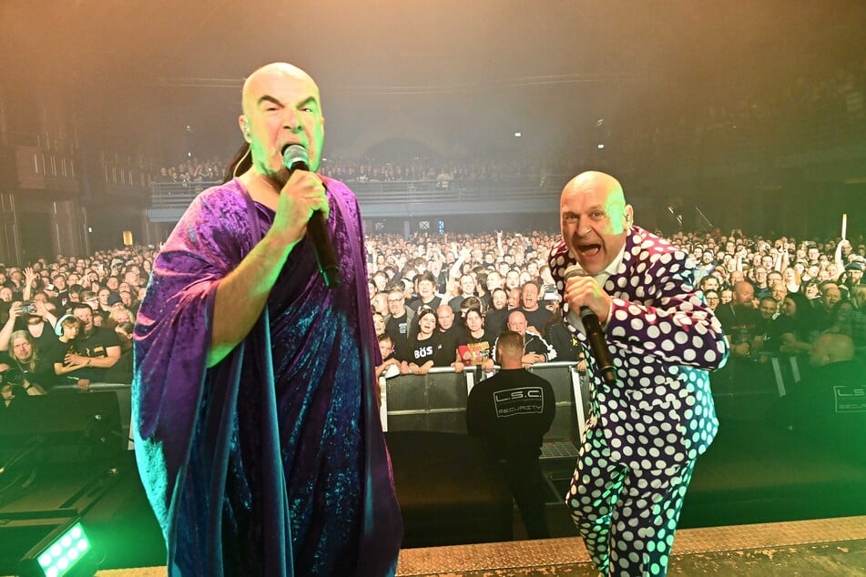 "Alle mitmachen, verdammich!" Die Berliner Band "Knorkator" war am Samstag zu Gast im Leipziger Haus Auensee.