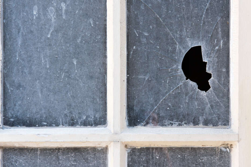 Beim Versuch, die Glasscheibe mit dem Kopf zu zerstören, verletzte sich der junge Mann schwer. (Symbolbild)