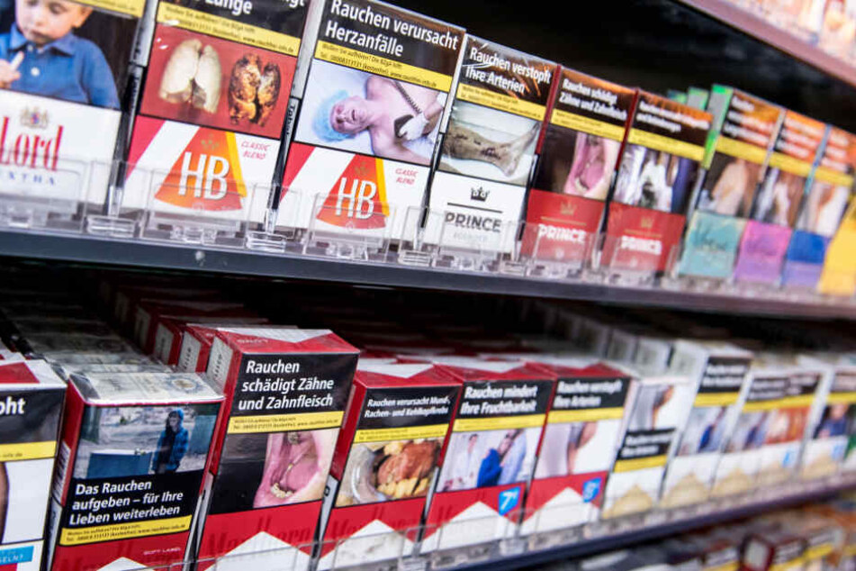 Eine Nichtraucherinitiative will, dass Ekelbilder auf Zigarettenschachteln immer klar erkennbar sind. (Symbolbild)
