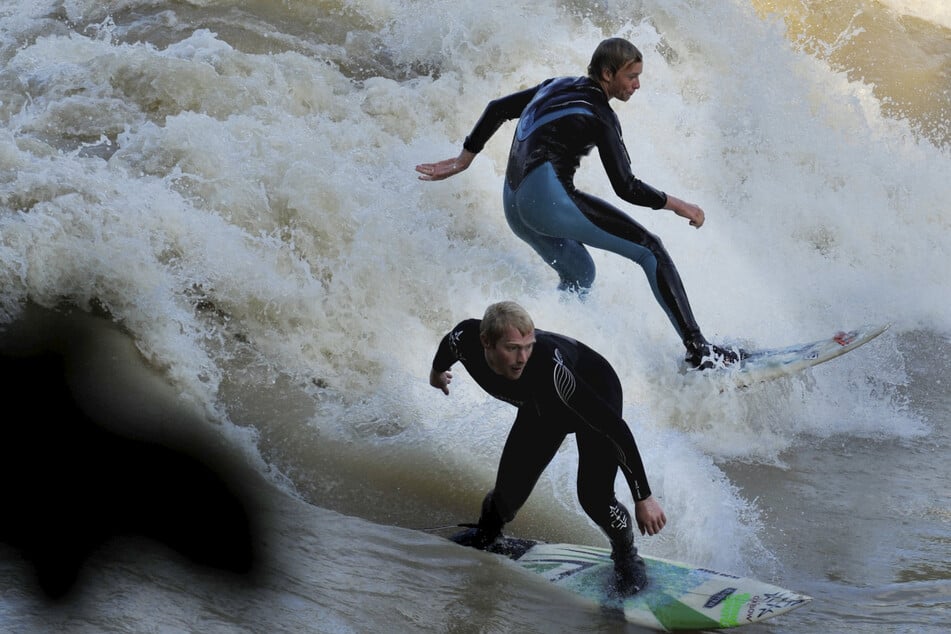 Unfall bei Hochwasser: Surferin auf der Isarwelle unter Wasser gezogen