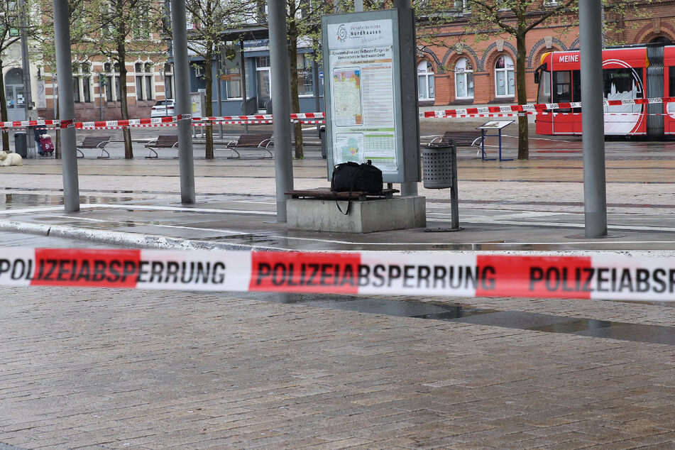 Das herrenlose Gepäckstück liegt einsam und verlassen am Bahnhofsvorplatz. In der Tasche befand sich nichts Ungewöhnliches.