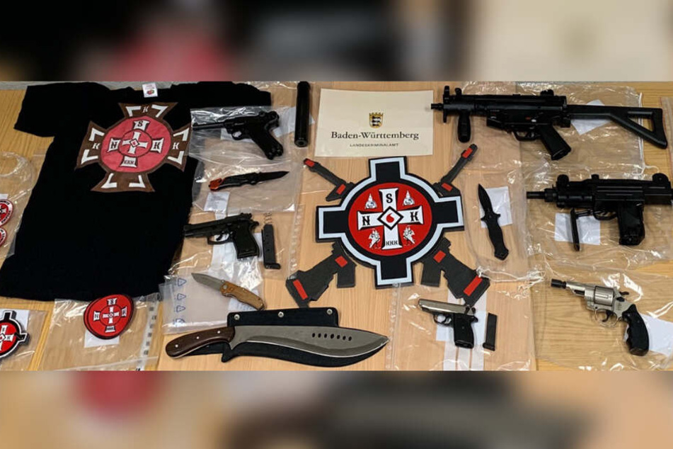 Die Ermittler konnten etwa neben Shirts auch viele Stich- und Schusswaffen sicherstellen.