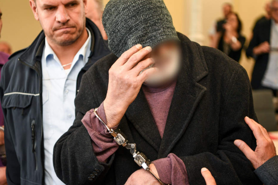 Einer der angeklagten Verdächtigen: Es geht um versuchten Mordes an einer jungen Muslimin.