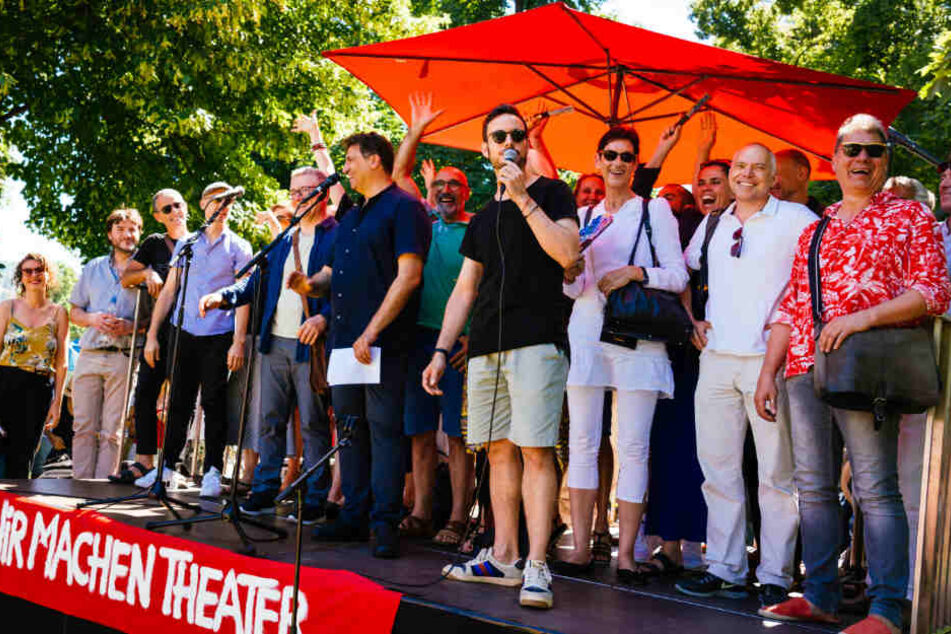 Direktoren deutscher Ballettkompanien auf einer Demo in Stuttgart.