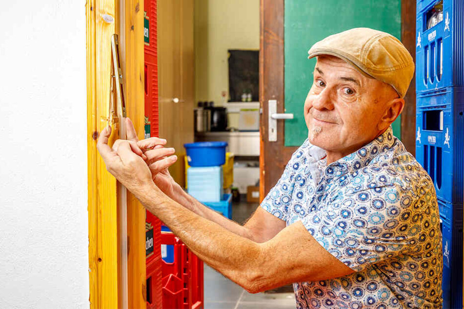 Betriebsleiter Uwe Kloß (60) zeigt den Einbruchsschaden, den die Einbrecher hinterließen.