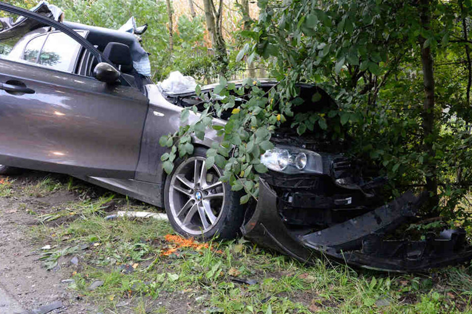 Aus dem Wrack des BMWs musste die schwer verletzte Frau (37) gerettet werden.