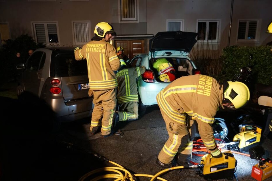 Die Feuerwehr musste den Mann mit schwerem Gerät aus dem Fahrzeug heraus schneiden.