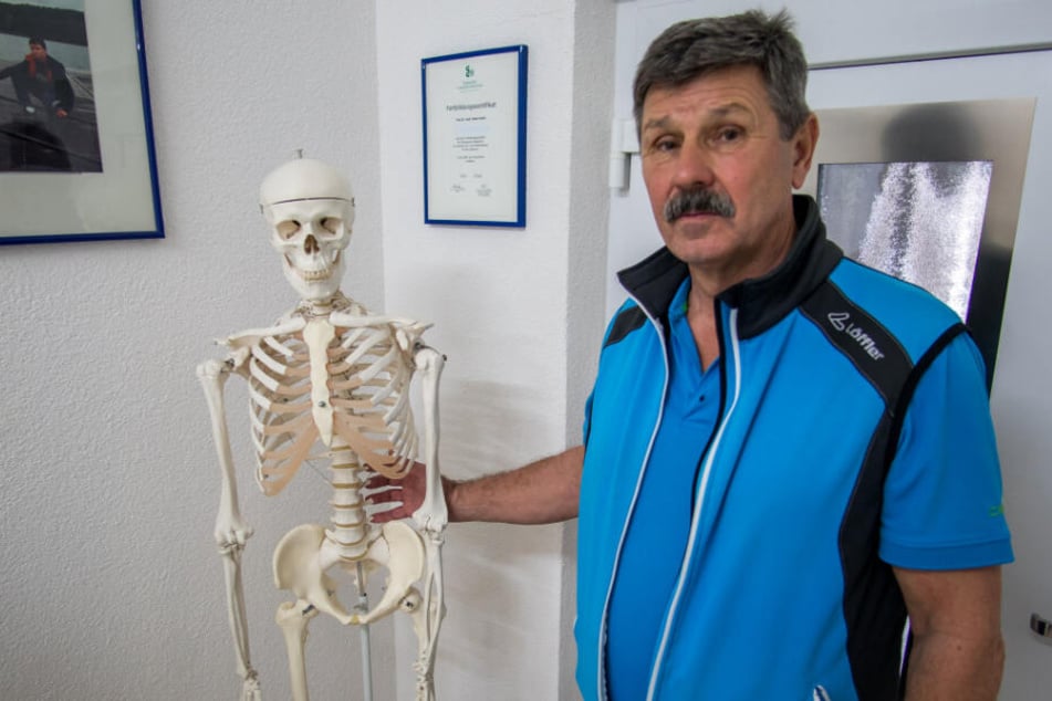 Vier Querfortsätze brach sich Manfred Heine bei der Kollision mit dem Schwan.