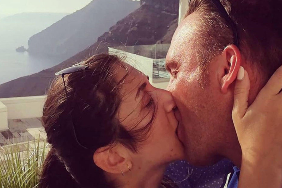 Ein Kuss besiegelt den Heiratsantrag! Sänger René Ulbrich mit seiner Freundin Mehrnaz auf Santorini.