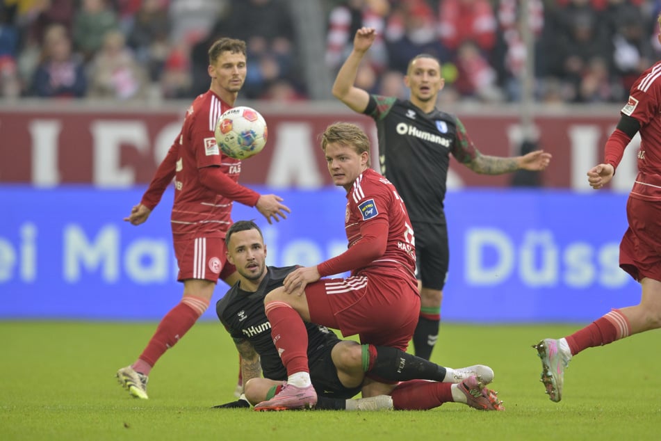 Bei der Partie zwischen Fortuna Düsseldorf und dem 1. FC Magdeburg war es still, weil es vor dem Anpfiff zu einem medizinischen Notfall auf den Rängen kam.