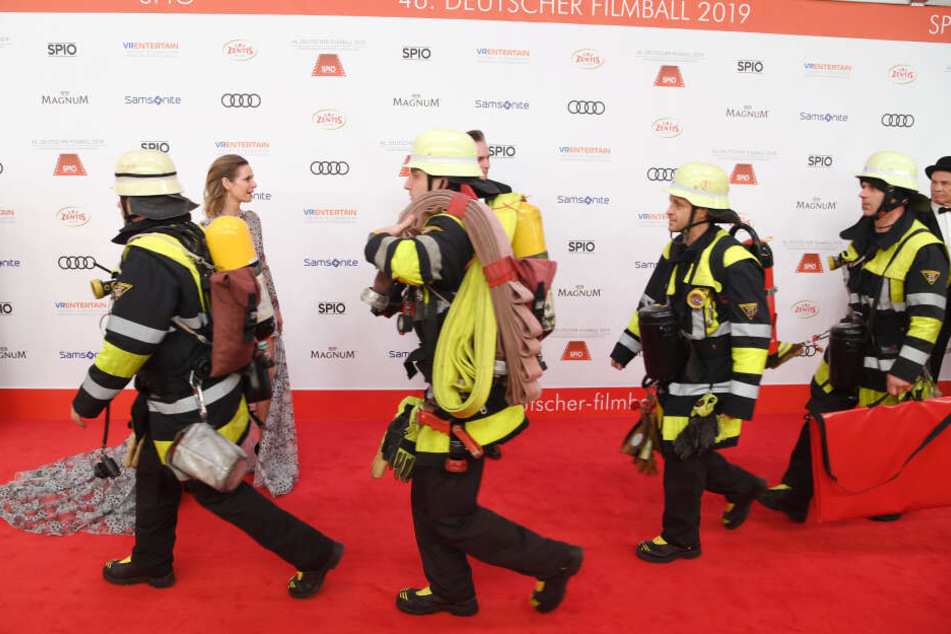 Feuerwehrmänner am roten Teppich: Die Gäste müssten warten bis es Entwarnung gab.
