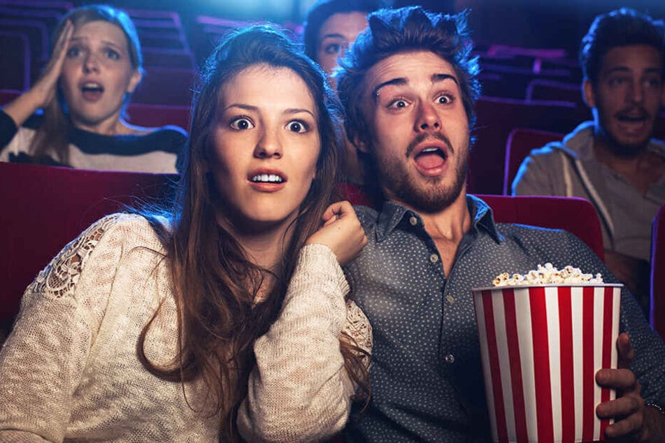 Mit der oder dem Liebsten das Kino zu besuchen und sich so richtig zu gruseln, kann Euch anturnen.