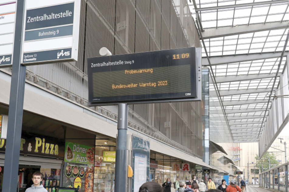 An der Chemnitzer Zentralhaltestelle erklang, neben der Warnung auf der Anzeigetafel, eine Minute lang ein Heulton.