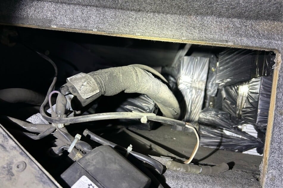 Nachdem der Zugang frei war, entdeckten die Zollbeamten große schwarze Folienbeutel.