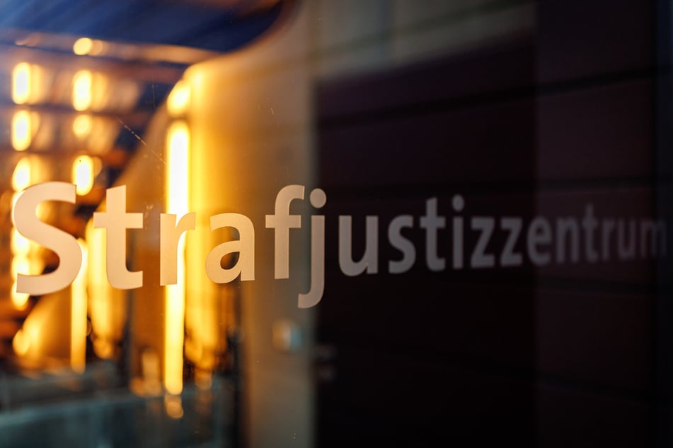 Zwei weitere Männer sollen von der Frau ebenfalls um größere Summen betrogen worden sein.