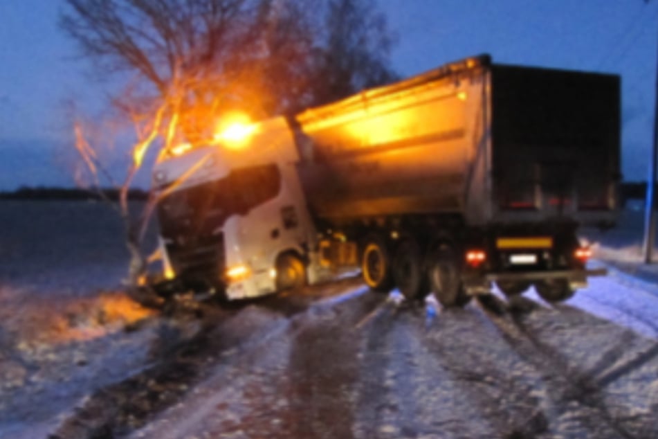 Glatte Fahrbahn! Lkw rutscht in der Altmark in Straßengraben