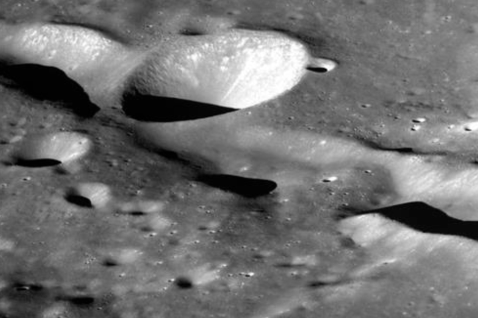 Eine Aufnahme des Mondkraters Vallis Schrödinger.