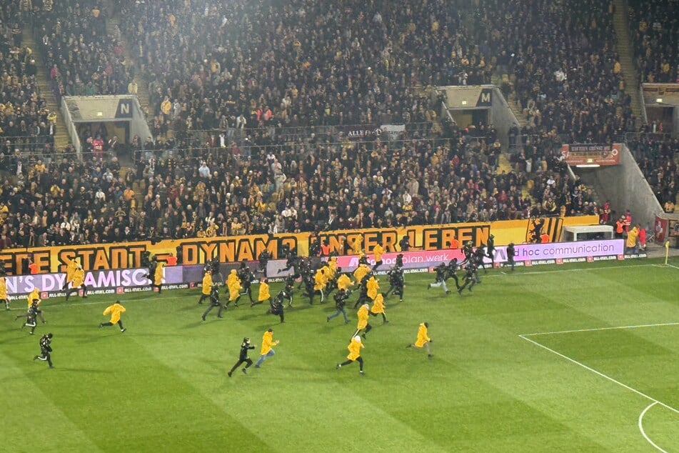 Hier sind die Fans von Dynamo Dresden auf dem Rückweg in den eigenen Block.
